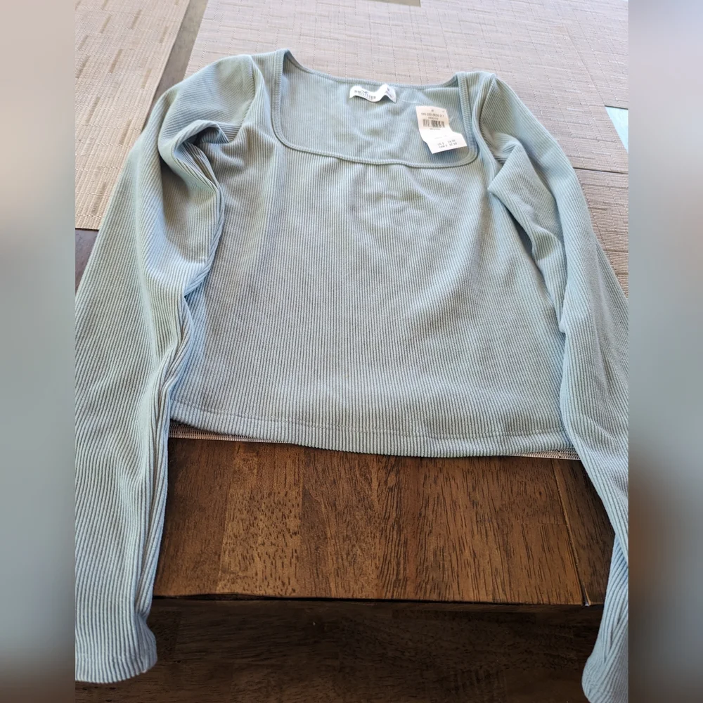 Hollister long sleeve ribbed top with square neck. Bluish-grey, medium, nwt
